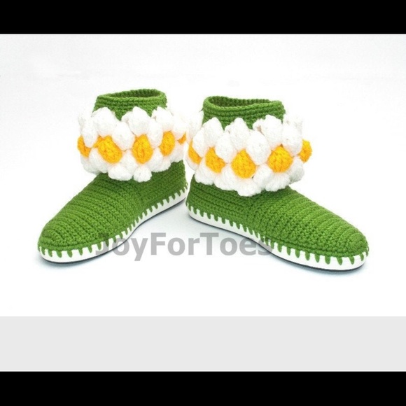 Crocheted Flower booties - Picture 2 of 2